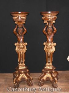 Pair francese intagliato in noce Cherub Pedestal Stands Torcheres 1920