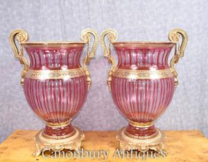 Accoppiamenti in vetro lucido di Louis XVI Vasi Ormolu Fixtures