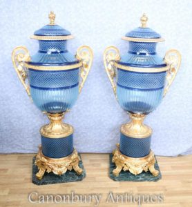 Coppia Grande Louis XV Vasi di vetro taglio blu Urne su stand