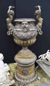 Giant Giardino Italiano Bronzo Urn su piedistallo Classical Maidens Architectural