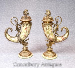 Pair Porcellana francese Cornucopia Vasi Urne Ormolu Corno di abbondanza
