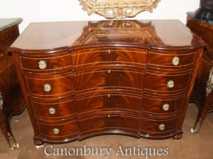 Reggiano Mogano Bow Front Cassetto di Cassetti Commode