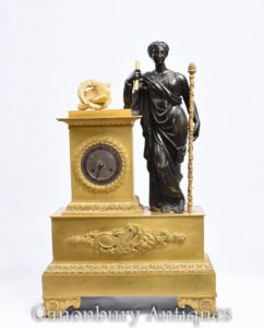 Antico orologio da mensola in bronzo dorato impero francese