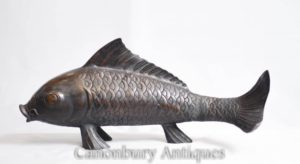 Pesce rosso bronzeo della statua del pesce di giapponese