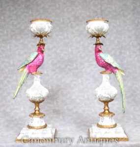 Candelabro in porcellana francese con pappagallo tropicale
