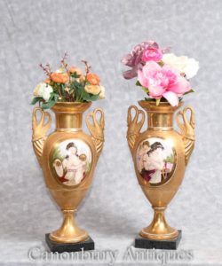 Vasi in porcellana francese Sevres Swan Handles Maidens