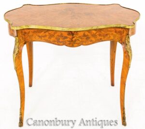 Tavolino francese intarsiato a forma di scrivania del 1870 circa