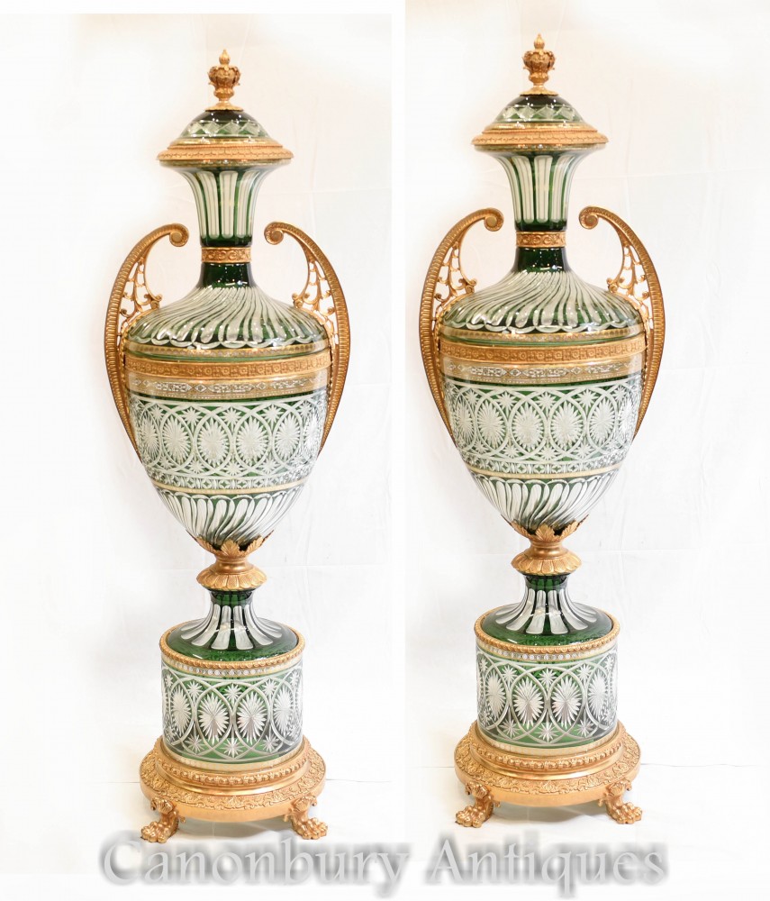 Coppia di vasi in vetro impero - urne dorate con coperchio francese