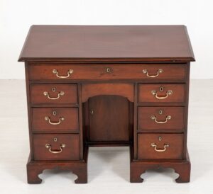 Scrivania a buco del ginocchio Giorgio II - Ufficio antico in mogano