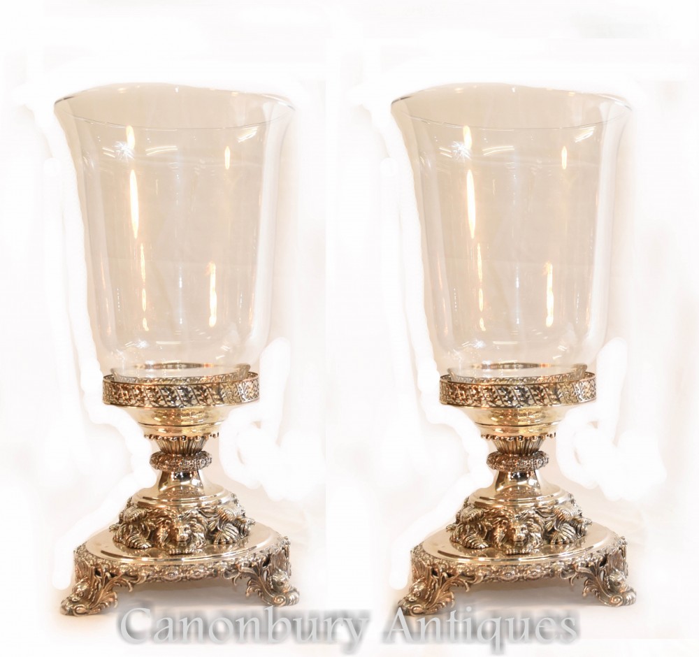 Coppia di vasi in vetro argentato Giorgio III a base di leone